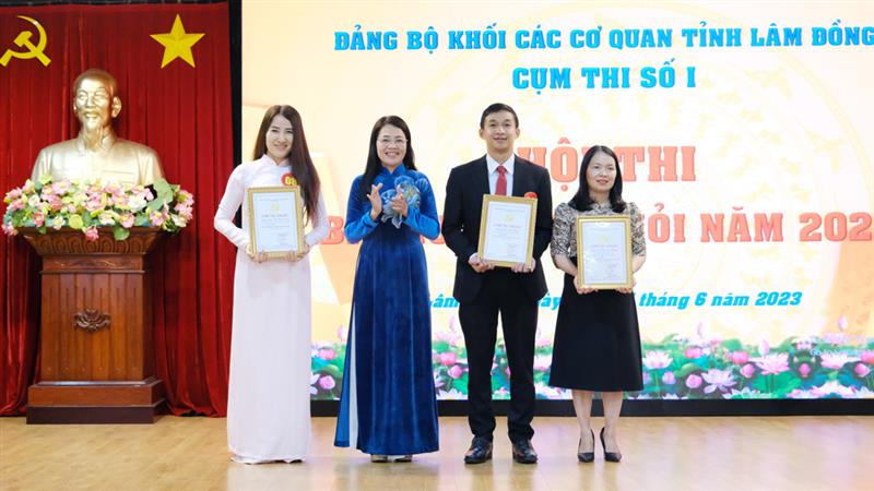 Trao giải cho các thí sinh đạt giải ba.