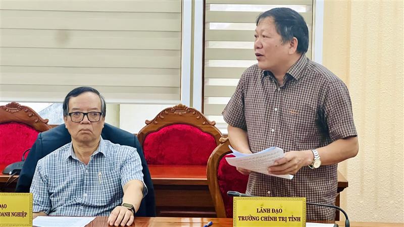 Đại biểu tham dự phát biểu góp ý.