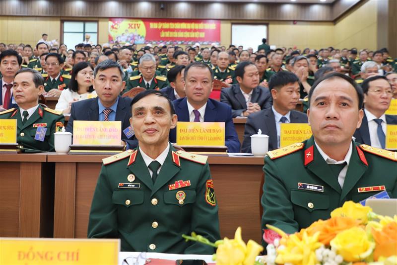 Thiếu tướng Hồ Bá Vinh (bên trái), Ủy viên Ban Thường vụ Đảng ủy Trung ương hội, Phó Trưởng Ban Công tác Hội Cựu chiến binh Việt Nam. Ảnh Báo Lâm Đồng điện tử.