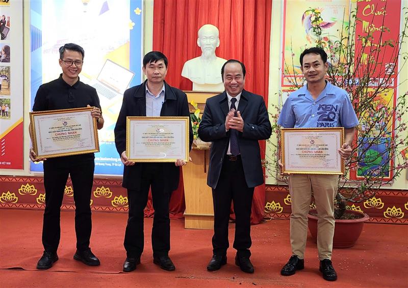 Đại diện các đơn vị báo chí thường trú trên địa bàn nhận giấy chứng nhận tham gia Hội báo Xuân trong suốt 20 năm qua