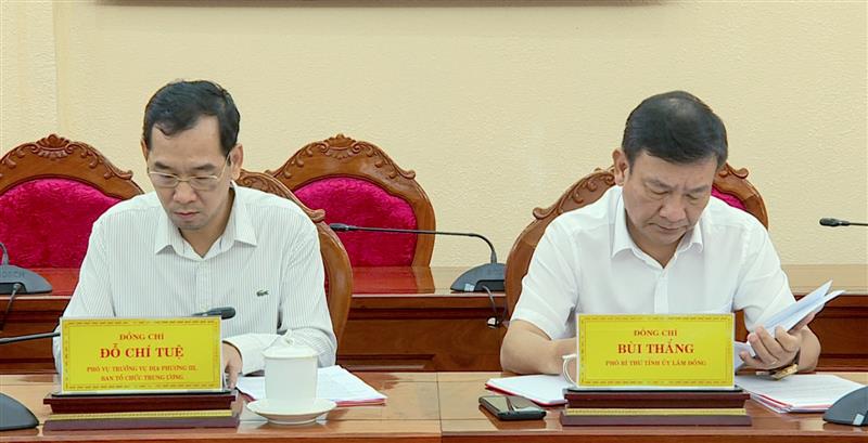 Đồng chí Đỗ Chí Tuệ - Phó Vụ trưởng Vụ địa phương III, Ban Tổ chức Trung ương và đồng chí Bùi Thắng - Phó Bí thư Tỉnh uỷ Lâm Đồng tham dự buổi làm việc