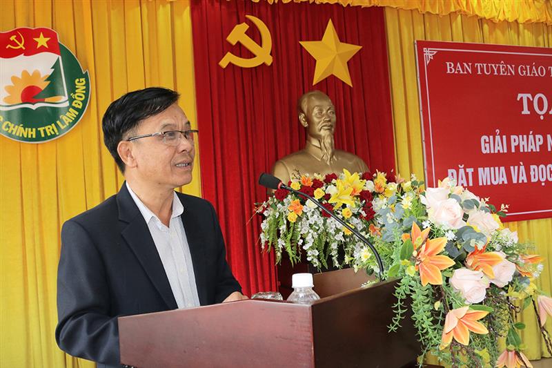 Đại diện Huyện ủy Di Linh – địa phương đi đầu trong tỉnh về mua và đọc báo, tạp chí của Đảng tham luận về việc triển khai các phương thức, mô hình đọc báo và làm theo báo Đảng.