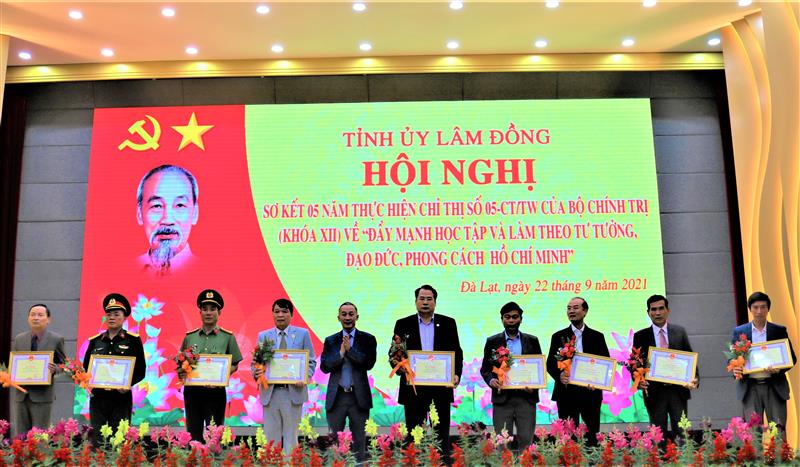 Tập thể  được khen thưởng