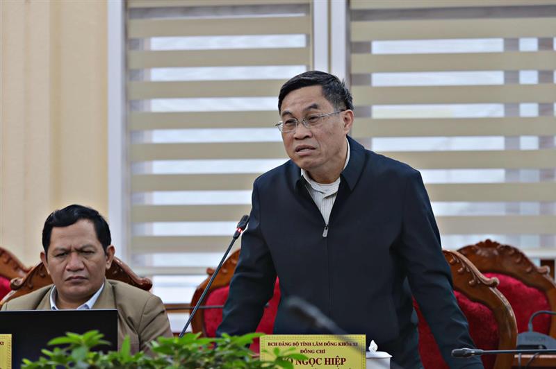 Đồng chí Võ Ngọc Hiệp - Ủy viên Ban Thường vụ Tỉnh ủy, Phó Chủ tịch UBND tỉnh Lâm Đồng trình bày một số vướng mắc trong công tác sáp nhập, tinh gọn bộ máy