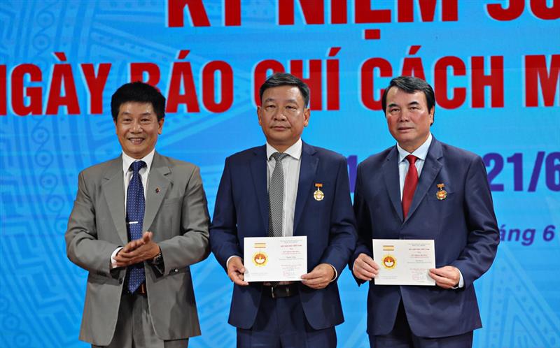 Trao Kỷ niệm chương vì sự nghiệp báo chí Việt Nam cho đồng chí Bùi Thắng Trưởng Ban Tuyên giáo Tỉnh uỷ và đồng chí Phạm S - Phó Chủ tịch UBND tỉnh.