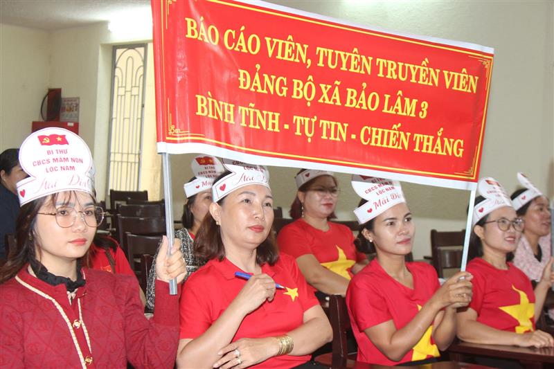 Các cổ động viên tham gia cổ vũ cho thí sinh dự thi