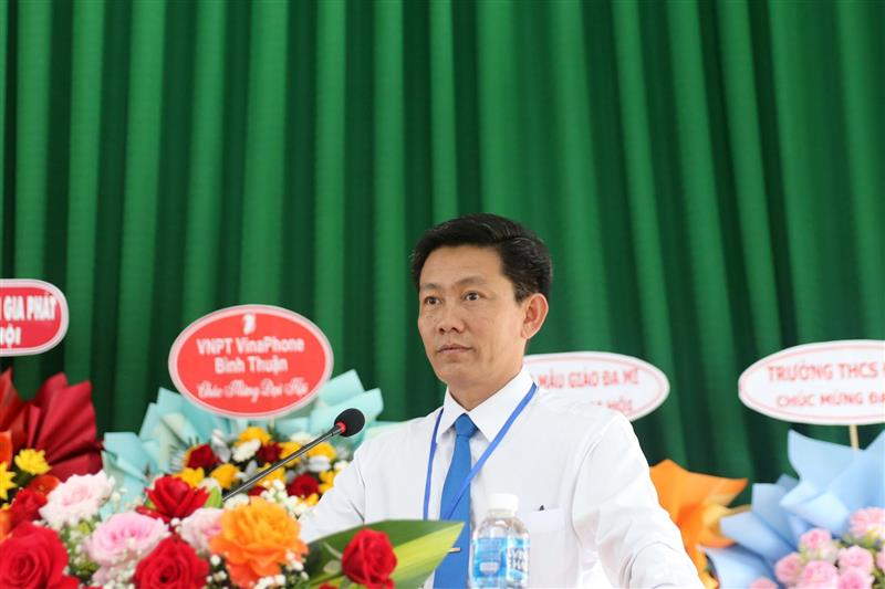 Đồng chí Nguyễn Minh Phương, Bí thư Đảng ủy xã La Dạ báo cáo tại đại hộ