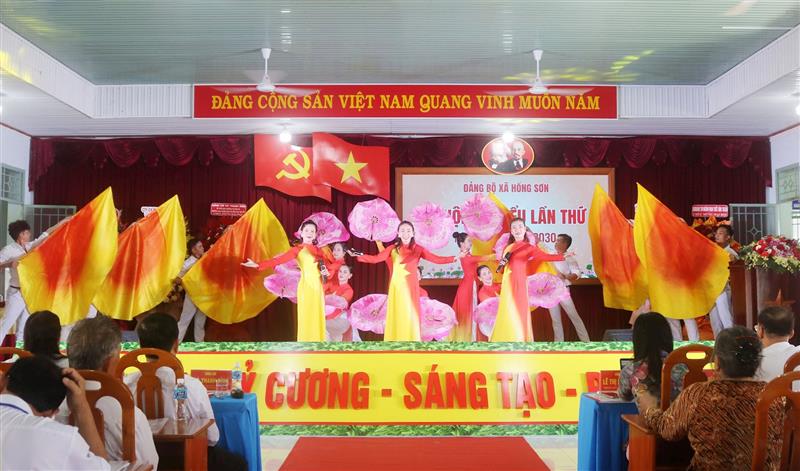 Văn nghệ chào mừng đại hội