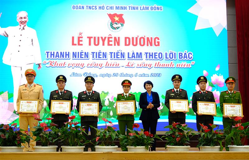 Ban Thường vụ Tỉnh Đoàn khen thưởng các tập thể có thành tích xuất sắc trong Phong trào “Toàn dân bảo vệ an ninh Tổ quốc” giai đoạn 2018 - 2023.