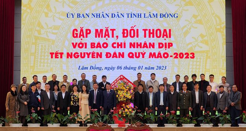 Lãnh đạo UBND tỉnh tặng hoa và chụp ảnh lưu niệm với các phóng viên, nhà báo tại buổi gặp mặt, đối thoại với báo chí nhân dịp Tết nguyên đán Qúy Mão 2023