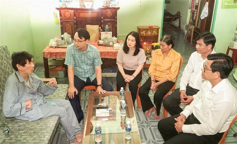 Phó Bí thư Thường trực Tỉnh ủy Đặng Hồng Sỹ thăm gia đình có công