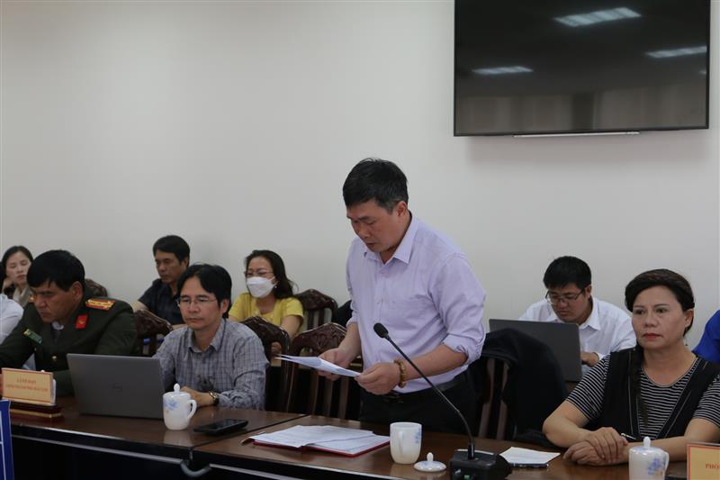 Các nhà báo đặt câu hỏi tại hội nghị.
