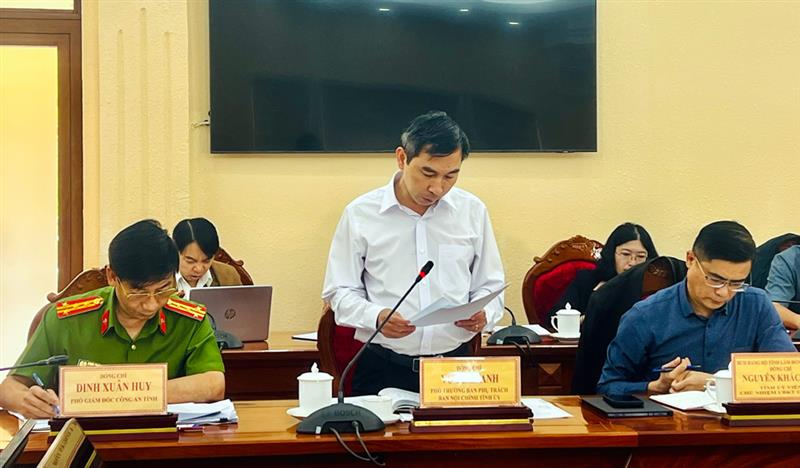 Đồng chí Vũ Tuấn Anh - Phó Trưởng ban phụ trách Ban Nội chính Tỉnh uỷ báo cáo kết quả hoạt động công tác PCTNTC trong 9 tháng đầu năm và nhiệm vụ 3 tháng cuối năm.