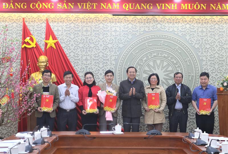Lãnh đạo Ban Tuyên giáo và Dân vận Tỉnh ủy trao Quyết định thành lập Công đoàn cơ sở Ban Tuyên giáo và Dân vận Tỉnh ủy và tặng hoa chúc mừng
