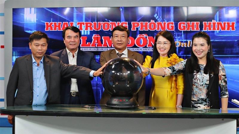 Các đại biểu tiến hành nghi thức bấm nút khai trương Phòng ghi hình của Báo Lâm Đồng điện tử.