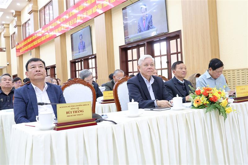 Đồng chí Bùi Thắng - Phó Bí thư Tỉnh ủy cùng các đồng chí nguyên Ủy viên Ban Thường vụ Tỉnh ủy dự hội nghị tại điểm cầu Hội trường Tỉnh ủy