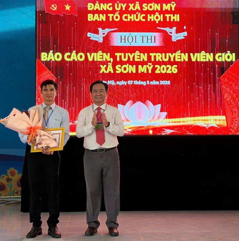 Đồng chí Nguyễn Xuân Chánh - Phó Bí thư Thường trực Đảng ủy xã Sơn Mỹ trao giải nhất cho thí sinh.