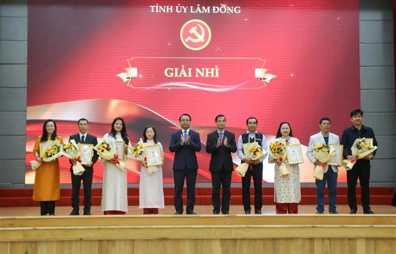 Các đồng chí: Đặng Hồng Sỹ, Phó Bí thư Thường trực Tỉnh ủy Lâm Đồng; Võ Thanh Bình, Ủy viên Ban Thường vụ Tỉnh ủy, Trưởng Ban Tuyên giáo, Dân vận Tỉnh ủy trao giải cho các tác giả đạt Giải Nhì.