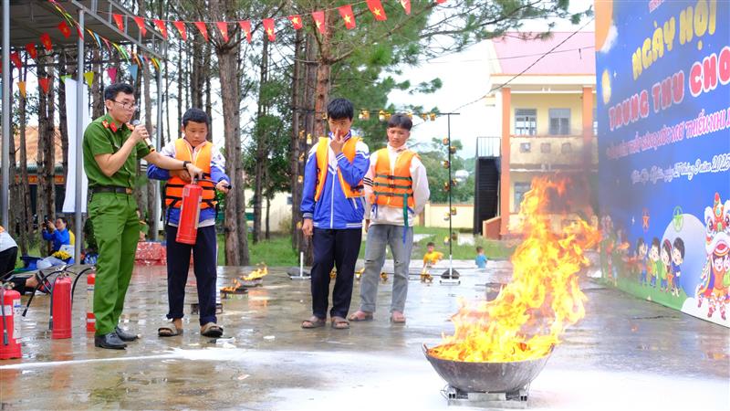 Mô phỏng các tình huống Phòng cháy chữa cháy. Ảnh: Trịnh Thị Loan.