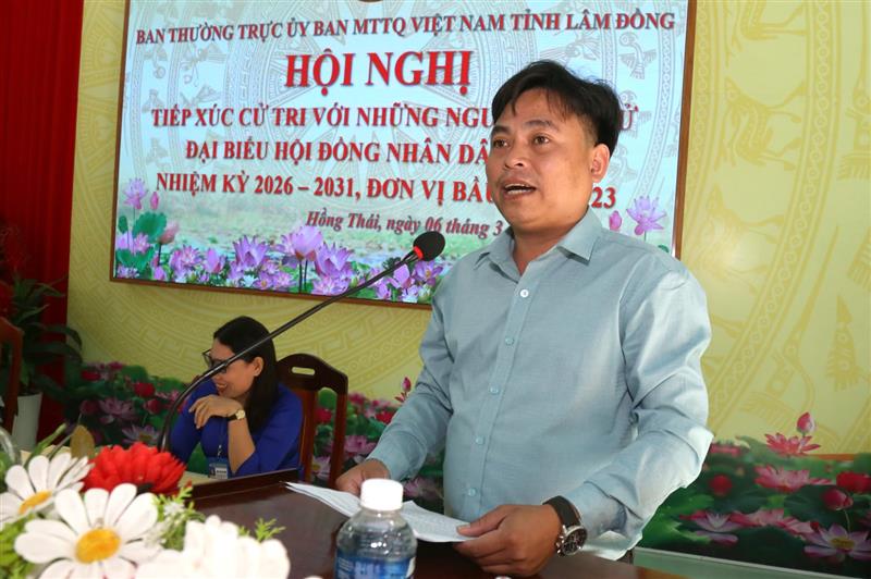 Ứng cử viên Nguyễn Quang Thái Hưng trình bày chương trình hành động tại hội nghị tiếp xúc cử tri