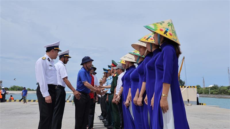 Quân và dân đảo Sinh Tồn chào đón đoàn công tác lên thăm đảo