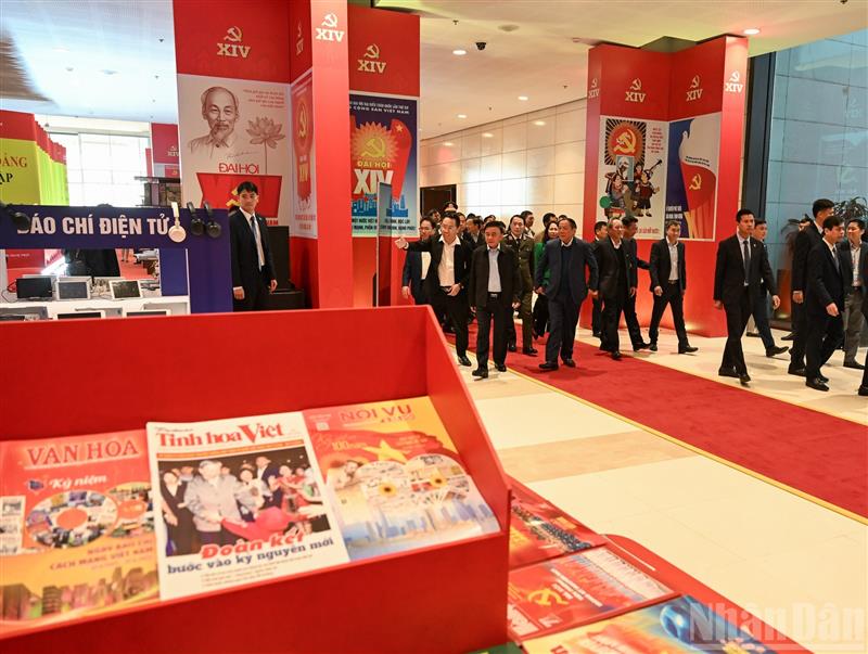 Thường trực Ban Bí thư Trần Cẩm Tú kiểm tra Khu trưng bày các ấn phẩm báo chí tại Đại hội. (Ảnh: DUY LINH)