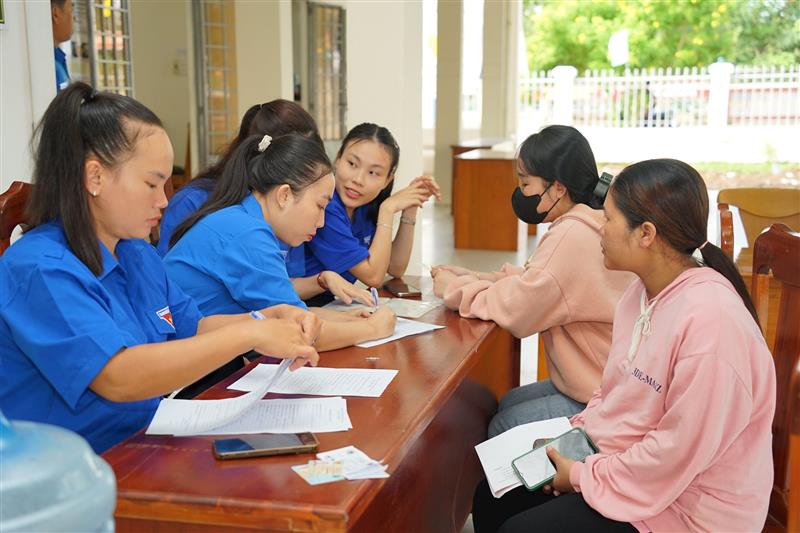 Bộ phận hướng dẫn hỗ trợ người dân khi làm thủ tục hành chính tại xã