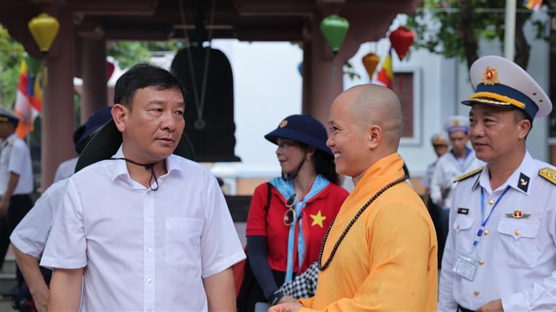 Đồng chí Bùi Thắng - Phó Bí thư Tỉnh uỷ Lâm Đồng trò chuyện với sư trụ trì Chùa Trường Sa - người có nhiều năm học tại Trường Trung cấp Phật học Lâm Đồng tại Đà Lạt