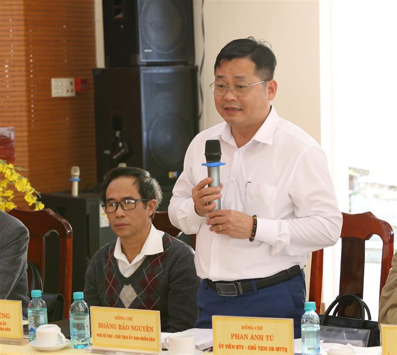 Đồng chí Hoàng Bảo Nguyên, Chủ tịch UBND phường B'Lao kiến nghị tại buổi làm việc