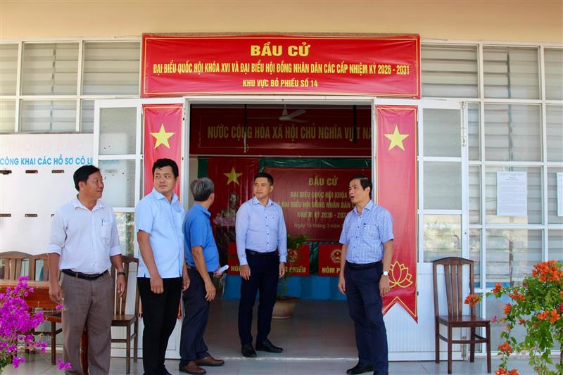 Đồng chí Võ Thanh Bình kiểm tra điểm bầu cử tại phường Phước Hội