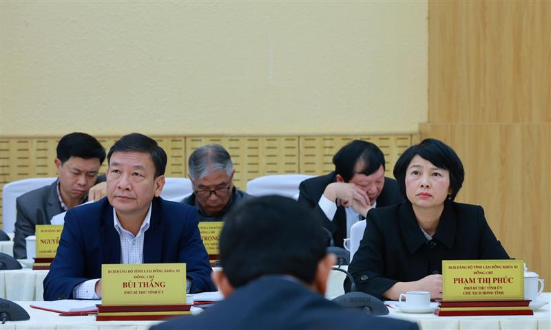 Đồng chí Phạm Thị Phúc - Phó Bí thư Tỉnh uỷ, Chủ tịch HĐND tỉnh và đồng chí Bùi Thắng - Phó Bí thư Tỉnh uỷ, Trưởng Ban Tuyên giáo Tỉnh uỷ dự Hội nghị