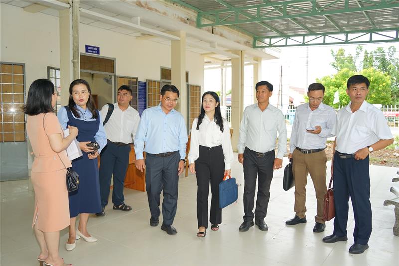 Thành viên đoàn công tác tại Trung tâm hành chính công xã Hàm Thạnh