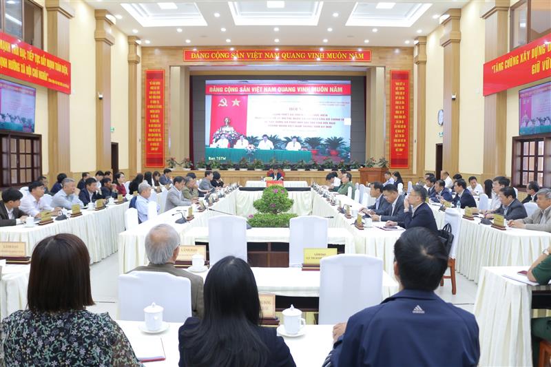 Quang cảnh hội nghị tại điểm cầu hội trường Tỉnh ủy.