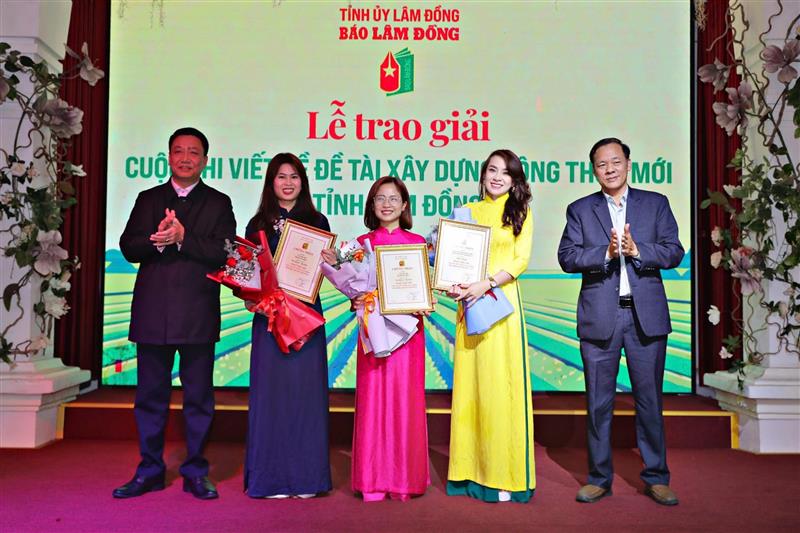 Trao giải cho các tác giả, nhóm tác giả đoạt giải Nhì cuộc thi