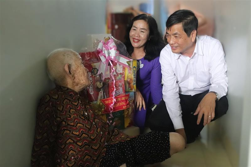 Đoàn đã thăm Mẹ Việt Nam Anh hùng Văn Thị Em