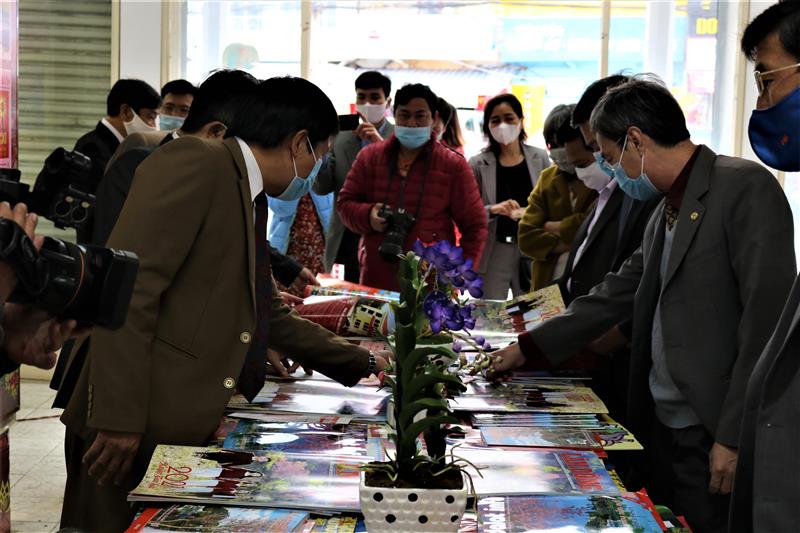 Đại biểu tham quan và đọc báo xuân