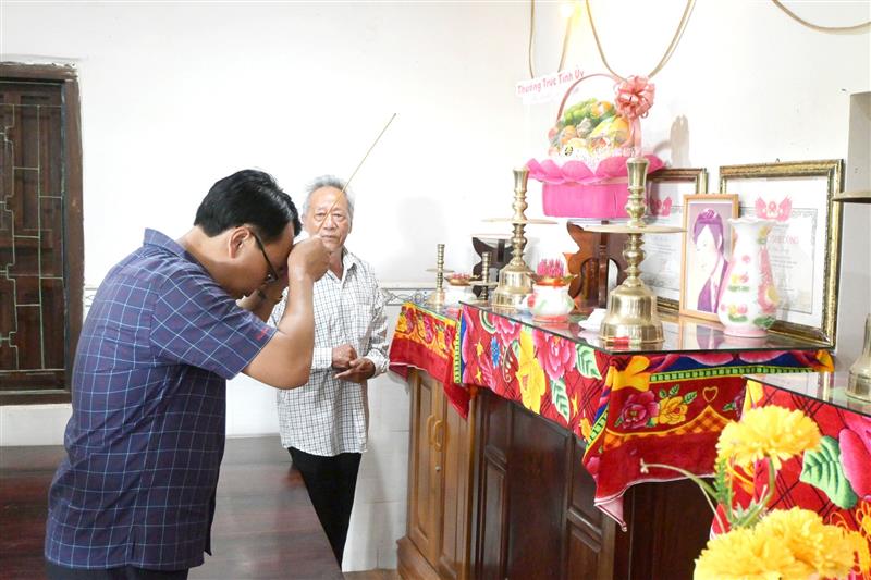 Đồng chí Phó Bí thư Tỉnh ủy Lâm Đồng thắp hương tại gia đình ông Nguyễn Văn Phú