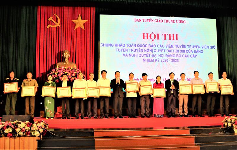 Lãnh đạo Ban Tuyên giáo Trung ương trao Bằng khen cho các tập thể