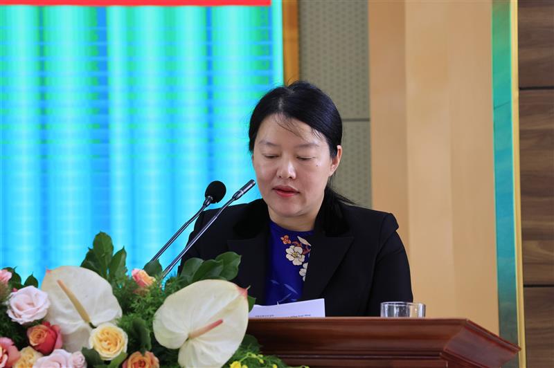 Đại biểu trình bày tham luận tại hội nghị.