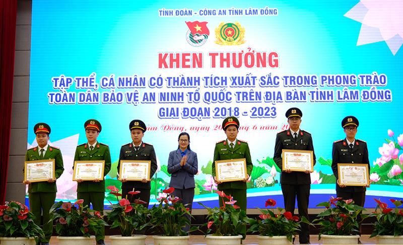 Khen thưởng các cá nhân có thành tích xuất sắc trong Phong trào “Toàn dân bảo vệ an ninh Tổ quốc” giai đoạn 2018 - 2023.