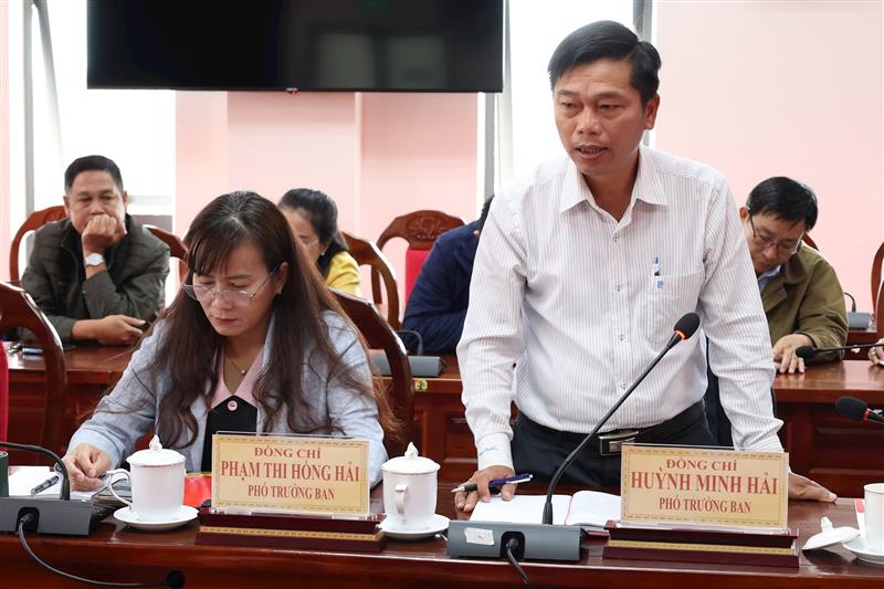 Phó Trưởng Ban TG - DV Tỉnh ủy Huỳnh Minh Hải trao đổi, đề xuất tại buổi làm việc