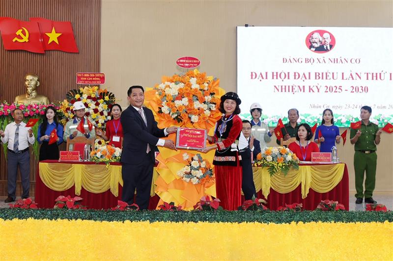 Đại diện các tầng lớp Nhân dân tặng hoa chúc mừng Đại hội