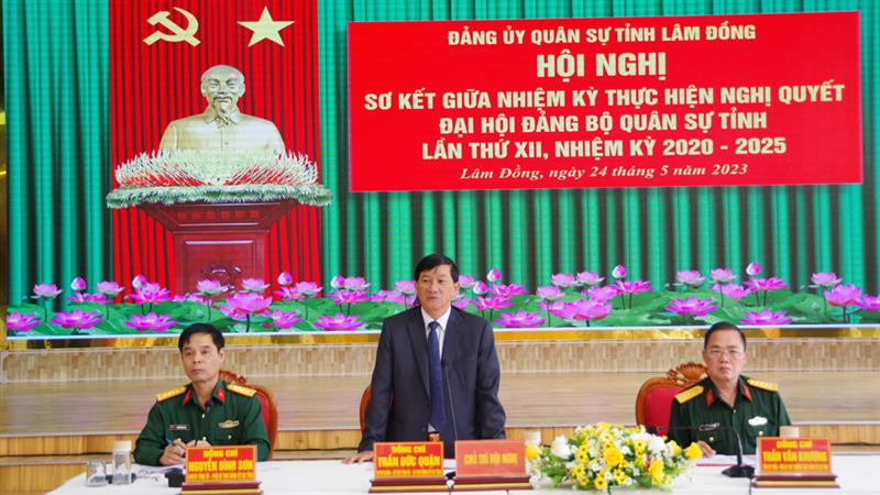 Đồng chí Trần Đức Quận - Bí thư Tỉnh ủy, Chủ tịch HĐND tỉnh, Bí thư Đảng ủy Quân sự tỉnh phát biểu tại hội nghị.