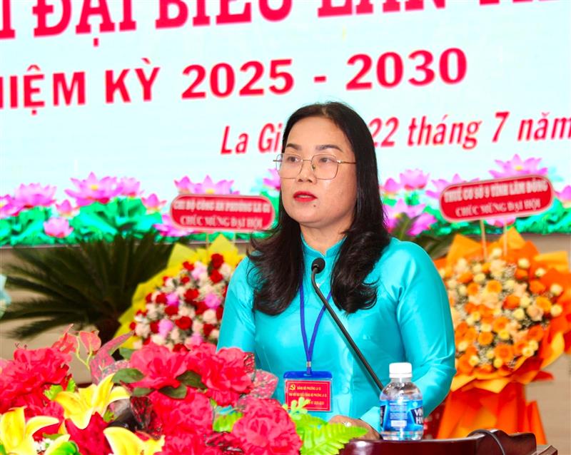 Đồng chí Đặng Thị Hồng Lâm, Phó Bí thư Đảng ủy phường, Chủ tịch UBND phường La Gi phát biểu