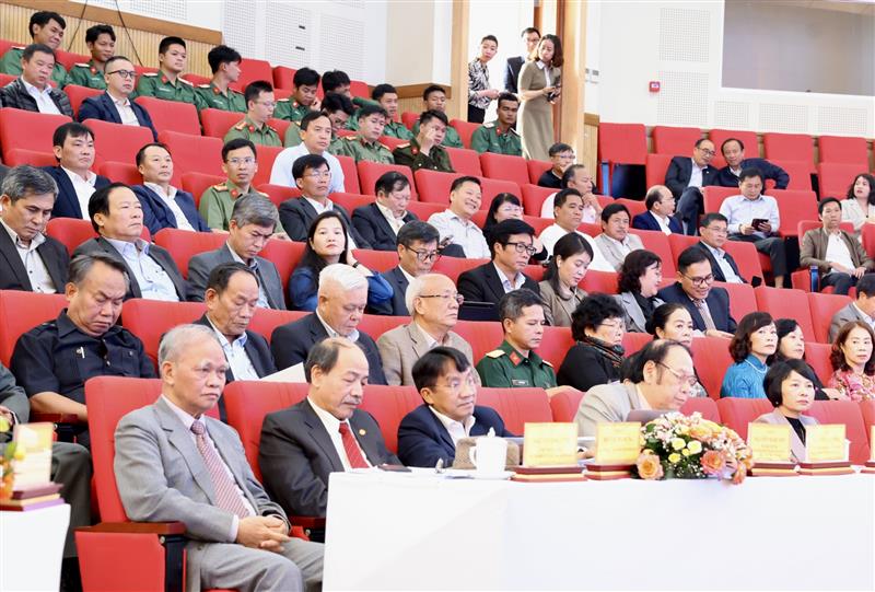 Các đại biểu nguyên là lãnh đạo tỉnh Lâm Đồng (hàng thứ 2) và chuyên gia (hàng đầu) tham dự Hội thảo