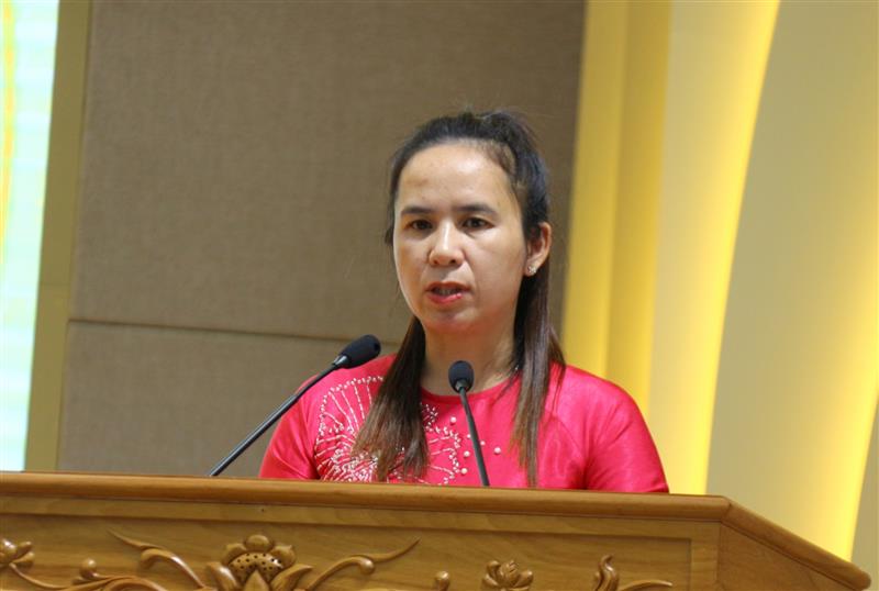 Đại diện Hội LHPN xã Lộc An phát biểu tham luận về mô hình Mẹ đỡ đầu - Gắn kết yêu thương