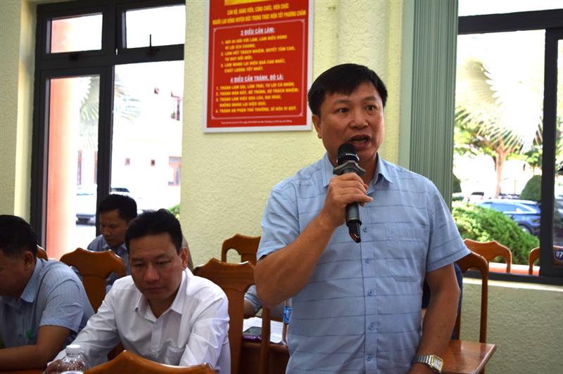 Lãnh đạo Phòng Tài chính - Kế hoạch huyện nêu ý kiến tại buổi làm việc