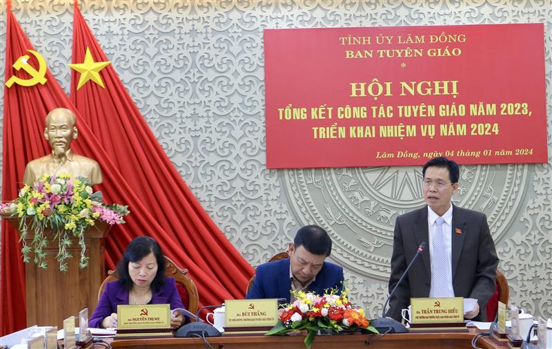 Đồng chí Trần Trung Hiếu - Phó trưởng Ban Thường trực Ban Tuyên giáo Tỉnh ủy điều hành phần thảo luận.