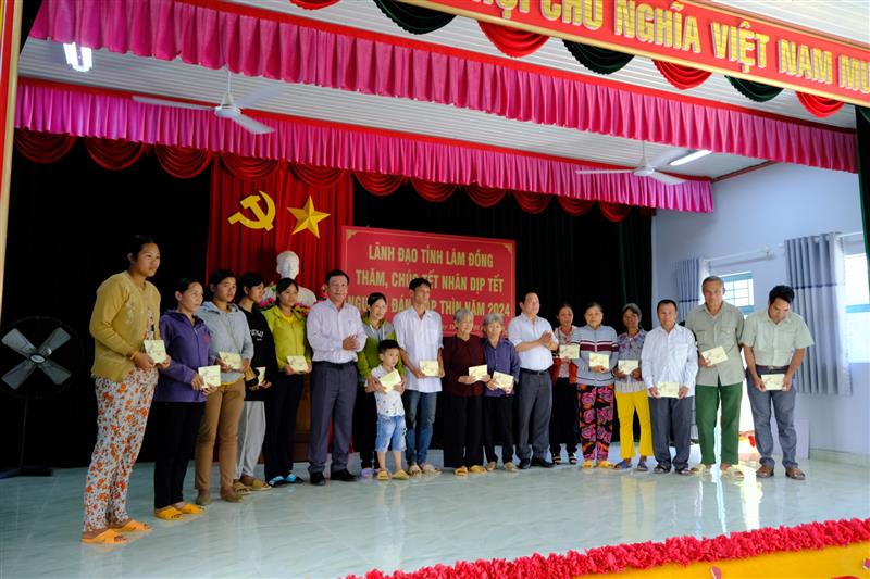 Trao tặng quà Tết cho các hộ gia đình có hoàn cảnh khó khăn trên địa bàn huyện Cát Tiên.