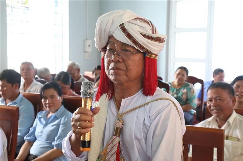 Cử tri xã Hồng Thái nêu ý kiến tại hội nghị